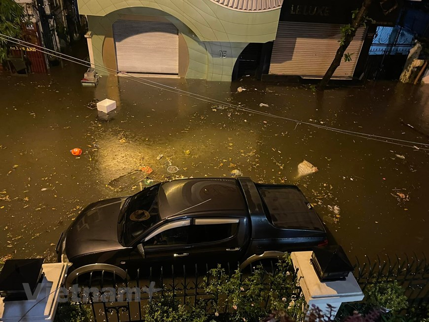 Hà Nội mưa lớn, nhiều tuyến phố ngập sâu